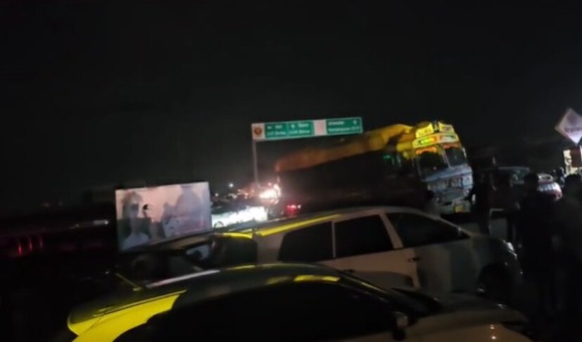 संतप्त ग्रामस्थांनी वेल्हे, जेजुरी आणि अष्टविनायक महामार्ग अडवत वन विभागाचं कार्यालय पेटवून दिलं आहे.