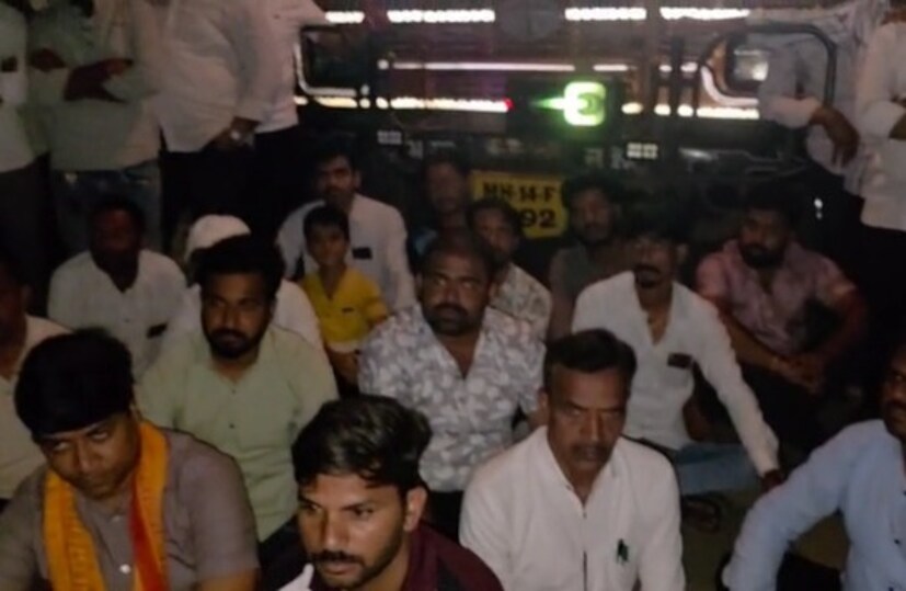 ग्रामस्थांनी आधी वन विभागाची गाडी पेटवून दिली. त्यानंतर रास्ता रोको करत दुसरीकडे कार्यालयाला देखील आग लावली आहे 