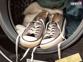 वॉशिंग मशीनमध्ये धुवायचे आहेत शूज? आधी वाचा 'या' खास टिप्स, नाही तर होऊ शकते चूक