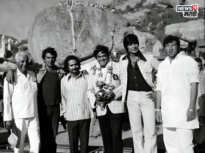 धर्मेंद्र, अमिताभ बच्चन, हेमा मालिनी, संजीव कुमार, जया बच्चन और अमजद खान यांच्यासह अनेक कलाकार यात सिनेमात महत्त्वाच्या भूमिकेत आहेत. 50 वर्षात अनेक कलाकारांनी जगाचा निरोप घेतला. 