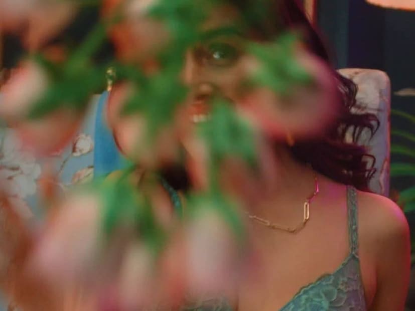 कलाकार म्हटलं की प्रत्येकाच्या वाट्याला स्ट्रगल हा आलाच. अगदी स्टार किड जरी असले तरी त्यांनाही स्ट्रगल करावाच लागतो. 70-80 चा काळ गाजवणाऱ्या एका सुपरस्टारची मुलगी जी आज वयाच्या 38 व्या वर्षी देखील सिंगल आहे. अजूनही तिचं लग्न झालेलं नाही. कधीकाळी ती विदेशात सँडविच विकायची. 