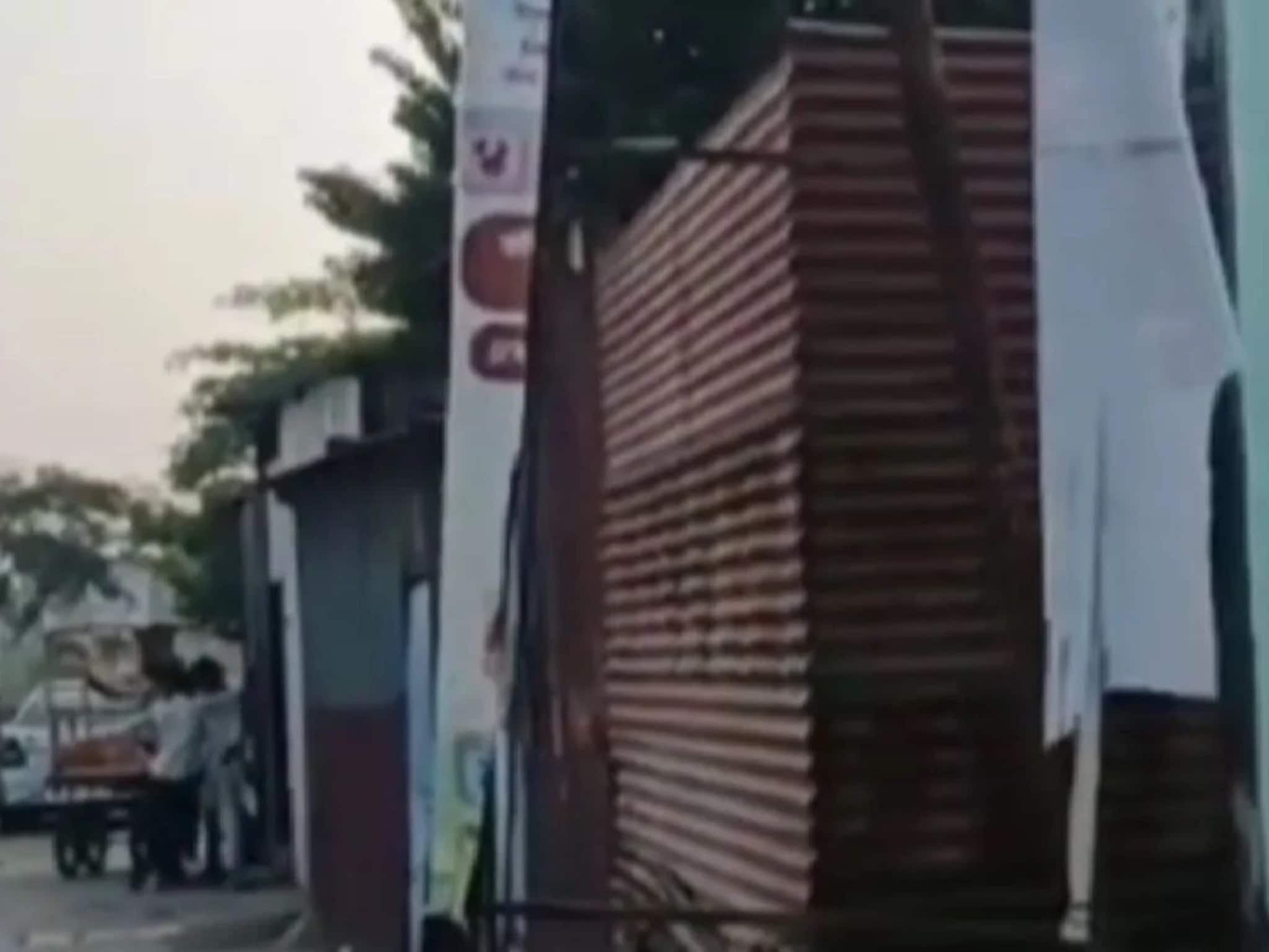 Nagar Parashid Election : सिल्लोडमध्ये मोठा गोंधळ, उमेदवाराचे बॅनर फाडले आणि...नेमकं काय घडलं? Nagar Parashid Election : सिल्लोडमध्ये मोठा गोंधळ, उमेदवाराचे बॅनर फाडले आणि...नेमकं काय घडलं?