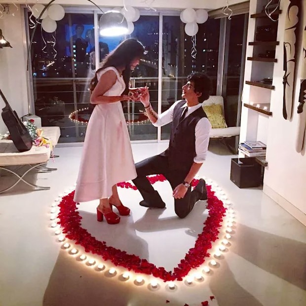 सोशल मीडियावर सुरू असलेल्या चर्चांमध्ये पलाशचे त्याच्या एक्स गर्लफ्रेंडबरोबरचे जुने फोटो समोर आले असून ते चांगलेच व्हायरल होत आहेत.  एका फोटोमध्ये पलाश स्मृतीला गुडघ्यावर बसून प्रपोज करतोय तर दुसऱ्या फोटोमध्ये त्याची एक्स गर्लफ्रेंडला आहे तिलाही तो गुडघ्यावर बसून प्रपोज करतोय. पलाशने त्याच्या एक्स गर्लफ्रेंडसाठी खास दिव्यांचं डेकेरेशन केल्याचंही फोटोमध्ये दिसतंय. 