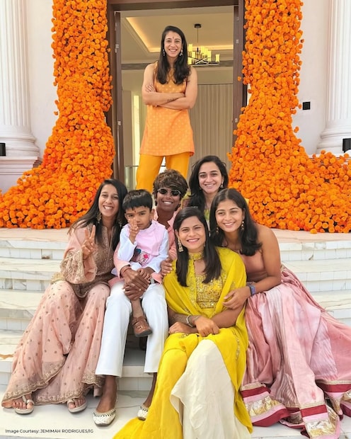 रविवारी 23 नोव्हेंबर रोजी स्मृती मानधना आणि पलाश मुच्छल यांचं लग्न होणार आहे. लग्नाची मोठी धामधूम करण्यात आली होती. दोघांना हळदीही लागली होती. संध्याकाळच्या मुहूर्तावर दोघांचं लग्न लागणार होतं. पण लग्नाच्या काही तास आधीच स्मृतीच्या वडिलांची श्रीनिवास मानधना यांची तब्येत बिघडली आणि त्यांना रुग्णालयात दाखल करण्यात आलं.