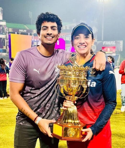 २३ नोव्हेंबरला ते दोघे लग्न करणार होते, पण ऐनवेळी एका कारणामुळे दोघांनाही आपला विवाह सोहळा पुढे ढकलावा लागला. स्मृतीच्या वडिलांची तब्येत अचानक बिघडल्याने हा निर्णय घेण्यात आला.