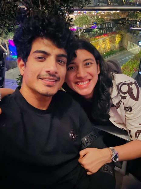 अशातच काही चॅट्सही व्हायरल झाले आहेत, ज्यामध्ये पलाश कथितरित्या एका मुलीशी फ्लर्ट करत आहे. त्यानंतर सोशल मीडियावर धुमाकूळ उडाला आहे. मात्र अद्याप या संपूर्ण प्रकरणावर कपलने कोणतेही अधिकृत भाष्य केलेले नाही.