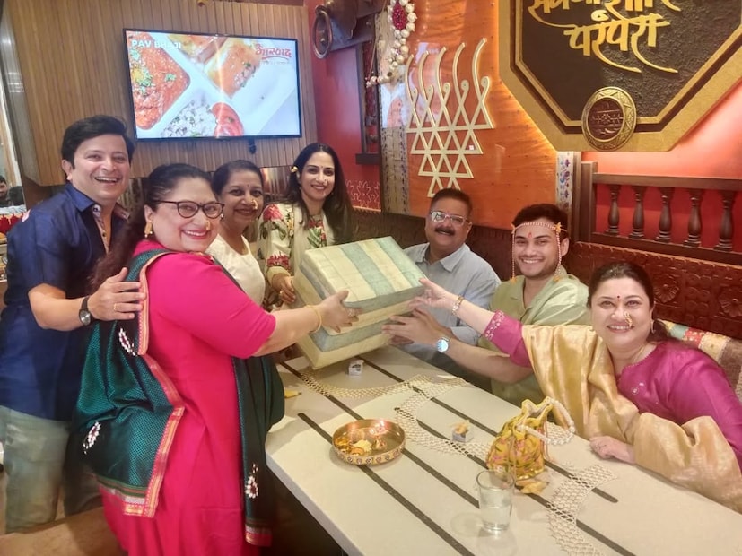 अभिनेत्री सुकन्या मोने यांनी सोहमसाठी खास पोस्ट लिहिली आहे. आस्वादच्या ऑफिशिअल इन्स्टाग्रामवर ही पोस्ट शेअर करण्यात आली आहे. अभिनेत्री सुकन्या मोने,पूर्वा गोखले, शिल्पा नवलकर आणि अभिजीत केळकर यांनी सोहमचं केळवण केलं. सोहमला मुंडावळ्या बांधून त्याचं छान औक्षण केलं. त्याला प्रेमाची भेटवस्तू दिली. 