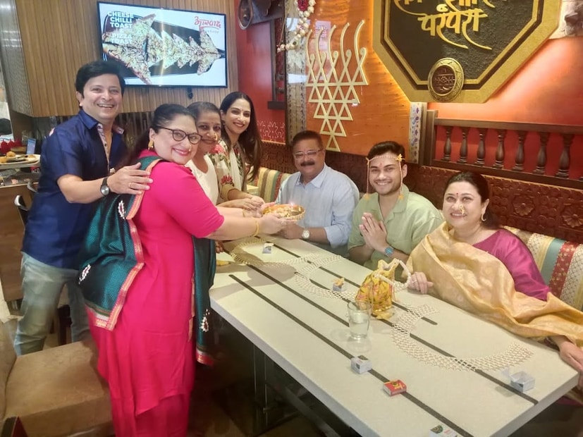  "आल्याआल्या फुलांच्या पायघड्या घातल्या. पेढा आणि चाफ्याच्या फुलांनी त्यांचे स्वागत केलं. नंतर औक्षण केलं. छान ताटाभोवती मोत्याची महिरप घातली तिघांच्या."