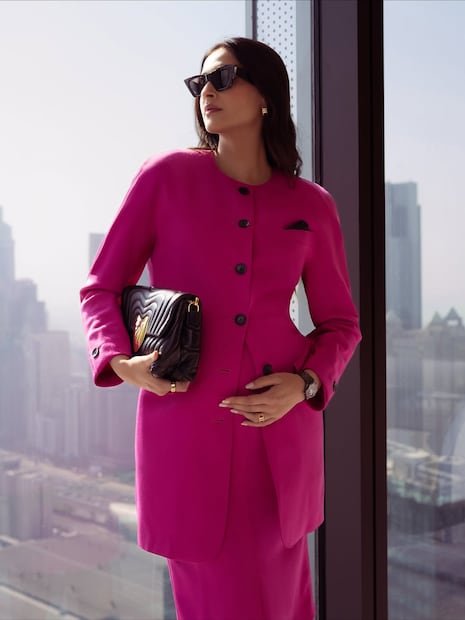 दुसऱ्या प्रेग्नंसीची घोषणा करत सोनमने खास हॉट-पिंक नॅचरल लोकरीचा ड्रेस वेअर केला आहे. सोनमने तिचा बेबी बंपसह फोटो शेअर करताच तिचा पती आनंद आहुजानं Double Trouble म्हणत कमेंट केली आहे. त्याच्या कमेंटनं सर्वांचं लक्ष वेधलं आहे.  