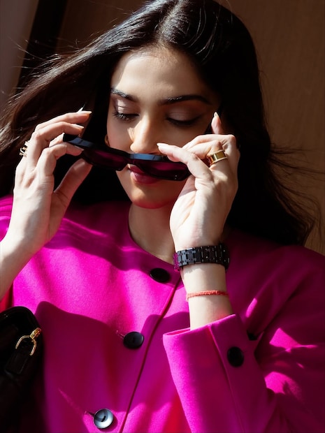 अभिनेत्री सोनम कपूर प्रेग्नंट असल्याच्या चर्चा सुरू झाल्या होत्या. या चर्चांवर अखेर शिक्का मोर्तब झाला आहे. सोनम कपूर दुसऱ्यांदा आई होणार आहे. सोनमनं तिचे फोटो सोशल मीडियावर शेअर करत ही आनंदाची बातमी चाहत्यांना दिली आहे. 