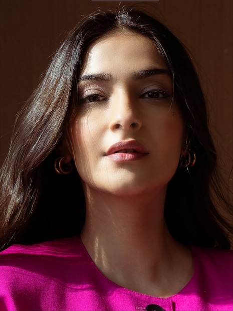 सोनमने बॉलिवूडमध्ये पदार्पण संजय लीला भन्साळी यांच्या सावरिया सिनेमातून डेब्यू केला होता. त्यानंतर राझणा, नीरजा, प्रेम रतन धन पायो सारख्या सिनेमात तिने काम केलं. 