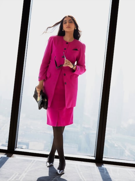 बॉलिवूड अभिनेत्री आणि स्टाईल आयकॉन सोनम कपूरने तिच्या दुसऱ्या प्रेग्नंसची बातमी कन्फर्म केली.  तिने इंस्टाग्रामवर काही सुंदर फोटो शेअर केलेत. थोडे हटके आणि स्टायलिश अंदाजात ती बेबी बंप फ्लाँट करताना दिसतेय. मदर असं शब्द लिहित सोनमने तिचे फोटो शेअर केलेत. 