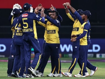 आफ्रिदीच्या घरी पार्टी करून निघाला, पण... श्रीलंकेच्या कॅप्टनने तडकाफडकी पाकिस्तान सोडलं, धक्कादायक कारण! आफ्रिदीच्या घरी पार्टी करून निघाला, पण... श्रीलंकेच्या कॅप्टनने तडकाफडकी पाकिस्तान सोडलं, धक्कादायक कारण!