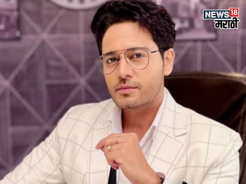 'गौरव खन्ना'- अनुज कपाडिया :अभिनयात यायच्या अगोदर यांनी एक वर्ष आयटी फर्म मध्ये मार्केटिंग मॅनेजर म्हणून काम केले आहे. ते 1995 मध्ये कानपुर विद्यापिठातून डॉक्टरेट पदवीधर आहेत. एका रिर्पोर्टनूसार त्यांनी 2000 मध्ये पेन स्टेट विद्यापिठातून डॉक्टरेट पदवी मिळवली आहे.