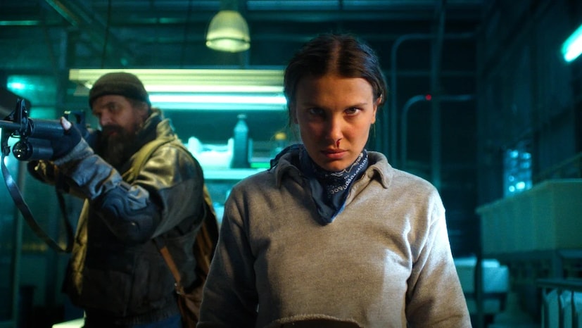 'स्ट्रेंजर थिंग्स'ची कहाणी एका काल्पनिक दुनियेवर आधारित आहे. काही शास्त्रज्ञ प्रयोग करतात, ज्यामुळे संपूर्ण जगावर मोठे संकट ओढवते. मिली बॉबी ब्राउन, डेव्हिड हार्बर, फिन वोल्फहार्ड यांसारख्या कलाकारांचा दमदार अभिनय, साउंड डिझाइन, व्हिएफएक्स आणि कथामांडणी या सर्व गोष्टींमुळे ही सिरीज मनोरंजनाचे परिपूर्ण पॅकेज ठरते.