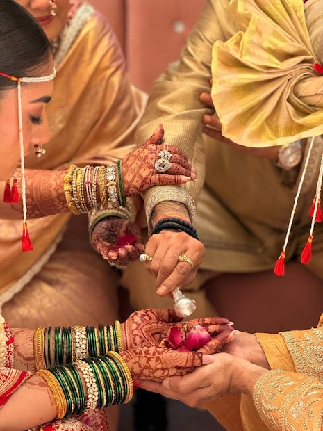 नवरदेव प्रतिक देशमुखने या खास प्रसंगी खास शेरवानी परिधान केली होती. या पारंपारिक लूकमध्ये दोघांची जोडी अत्यंत सुंदर दिसत होती. चाहते या नव्या जोडप्याला सुखी वैवाहिक जीवनासाठी भरभरून शुभेच्छा देत आहेत.