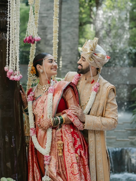 विवाह सोहळ्यासाठी वधू श्रुतीने पारंपरिक लाल रंगाची साडी परिधान केली होती. तिने कुंदनहार, कानातले आणि नथ असे साधे पण आकर्षक दागिने घातले होते. केसात गजरा माळून तिने आपला पारंपारिक लूक पूर्ण केला.