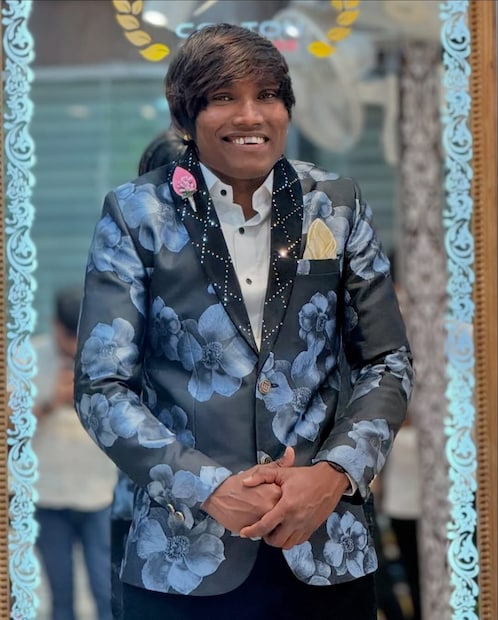 मुंबई: 'बिग बॉस मराठी'च्या घरात आपल्या आयुष्यातील भावूक किस्से सांगून अवघ्या महाराष्ट्राचे लक्ष वेधून घेणारा आणि 'झापुक झुपूक' फेम अभिनेता सूरज चव्हाण आता लवकरच बोहल्यावर चढणार आहे! 'सूरज लग्न कधी करणार?' या प्रश्नाचे उत्तर अखेर मिळाले असून, त्याचा विवाह सोहळा अगदी जवळ आला आहे.