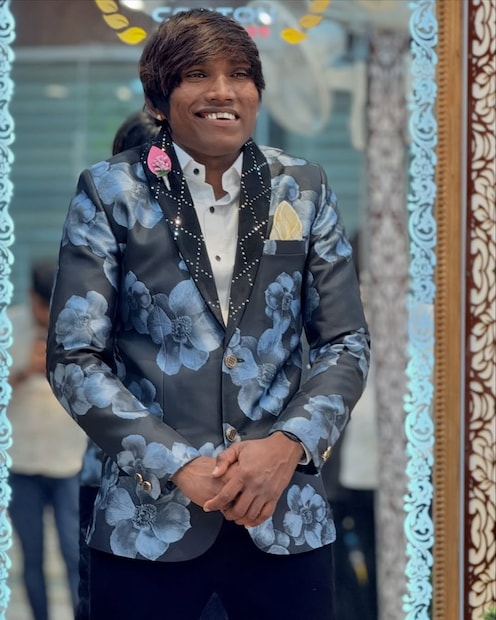 सूरजचं लव्ह मॅरेज आहे. संजना ही सूरजच्या चुलत मामाची मुलगी आहे. नुकत्याच एका मुलाखतीत अंकितानेच सूरजच्या बायकोविषयी ही माहिती दिली. सूरज आणि संजना एकमेकांना लहान असल्यापासून ओळखतात. 