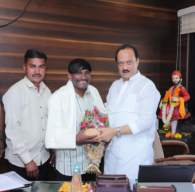 बिग बॉस मराठी सीझन 5 चा विजेता सूरज चव्हाणने नुकतीच महाराष्ट्राचे उपमुख्यमंत्री अजित पवार यांची भेट घेतली. निवडणुकीच्या धामधुमीत अजित पवार आणि सूरज चव्हाण यांची भेट चर्चेत आली आहे. बिग बॉस मराठी सीझन 5 चा विजेता सूरज चव्हाणने नुकतीच महाराष्ट्राचे उपमुख्यमंत्री अजित पवार यांची भेट घेतली. निवडणुकीच्या धामधुमीत अजित पवार आणि सूरज चव्हाण यांची भेट चर्चेत आली आहे.