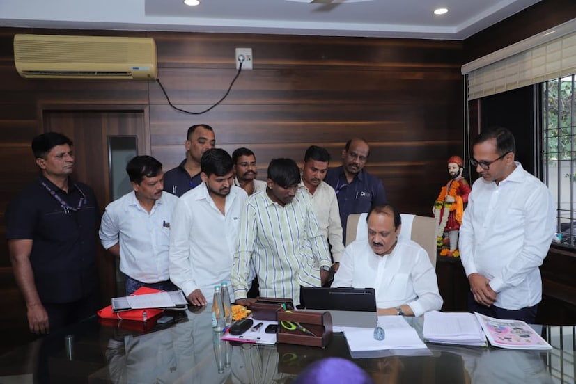 अजित पवार यांनी पोस्ट लिहित सूरज चव्हाणने घेतलेल्या सदिच्छा भेटीचे फोटो पोस्ट केलेत. त्यांनी सूरजला शुभेच्छा दिल्यात. दोघांच्या भेटीमागचं नेमकं कारण काय असा प्रश्न सर्वांना पडला आहे. 