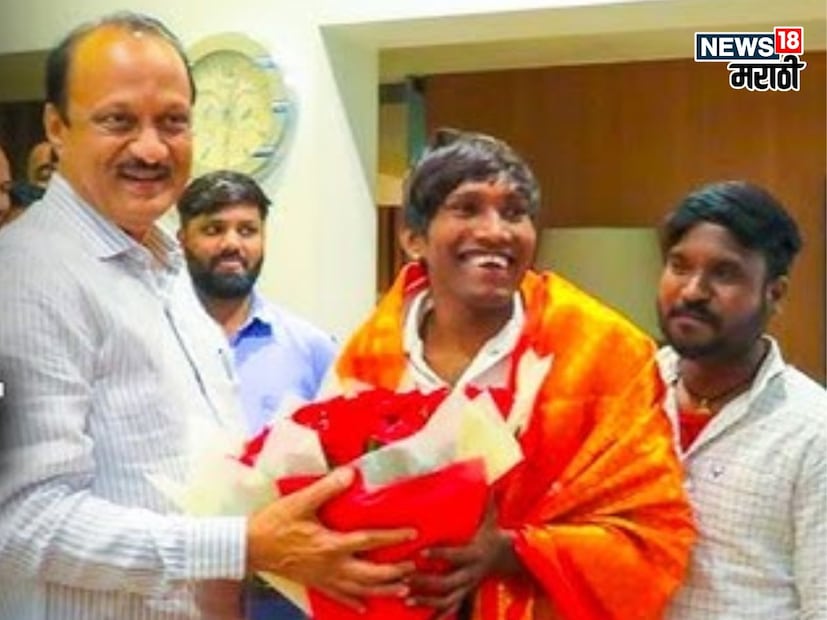 अजित पवार यांची भेट घेताना सूरज चव्हाण अत्यंत आनंदी दिसला. अजित पवार यांनी सूरज चव्हाणचा शाल श्रीफळ आणि पुष्पगुच्छ देऊन सत्कार केला. 