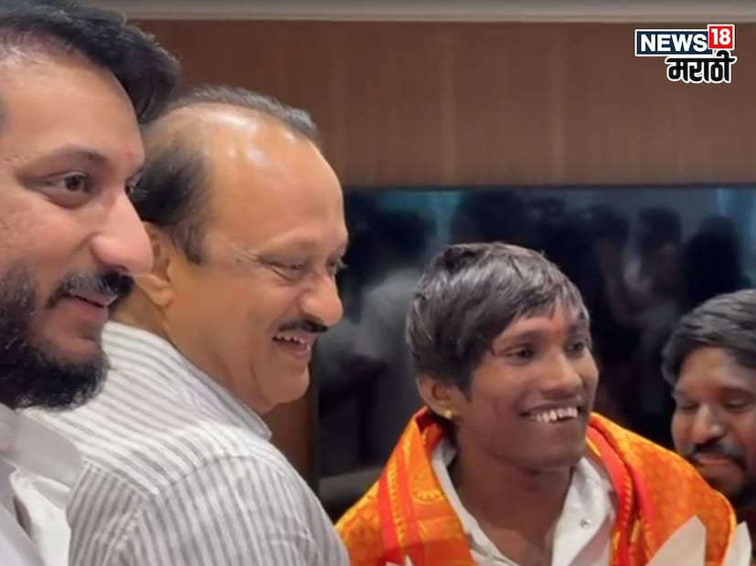 अजित पवार यांनी सूरज चव्हाणला बारामतीमध्ये त्याचं नवीन घर बांधून दिलं. घर बांधत असताना त्याची पाहणी करण्यासाठीही दादा पोहोचेले होते. 