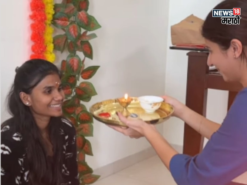 संजना असं सूरज चव्हाणच्या बायकोचं नाव आहे. संजना देखील सूरज सारखीच साधी असल्याचं दिसतंय. अंकिताने शेअर केलेल्या व्हिडीओमध्ये ती कॅमेरासमोर येताना ऑकवर्ड आणि लाजताना दिसत आहे. 