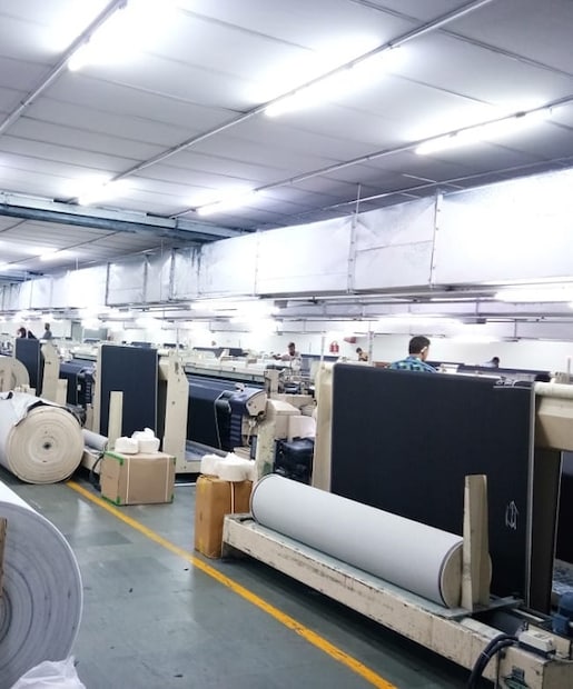 टेक्सटाईल उद्योगातील ही कंपनी प्रामुख्याने डेनिम आणि कॉटन फॅब्रिक्सचे उत्पादन करते, ज्याचा वापर जीन्सपासून ते बॉटम वेअरपर्यंत केला जातो. या स्टॉकची कामगिरी पाहिली तर, २७ नोव्हेंबर रोजी यात २.५४ टक्क्यांची वाढ होऊन शेअरची किंमत २७९ रुपयांवर पोहोचली होती. 