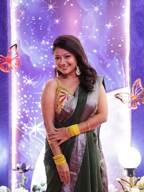 स्वाती देवल यांचे गुरु वाडीचे दिगंबर पुजारी आहेत. एकदा त्यांनी स्वाती देवल यांना दादर येथील मठात अकरा शनिवार जायला सांगितले. 