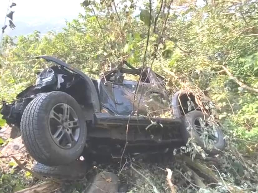 अवघ्या 20 दिवसांपूर्वी नवीन कोरी थार कार घेऊन हे तरुण पुण्यातून कोकणात फिरण्यासाठी जात होते. मात्र, ताम्हिणी घाटातील एका वळणार त्याचं नियंत्रण सुटलं आणि थेट 500 फूट खोल दरीत ही कार कोसळली असल्याचं सांगितलं जात आहे. 