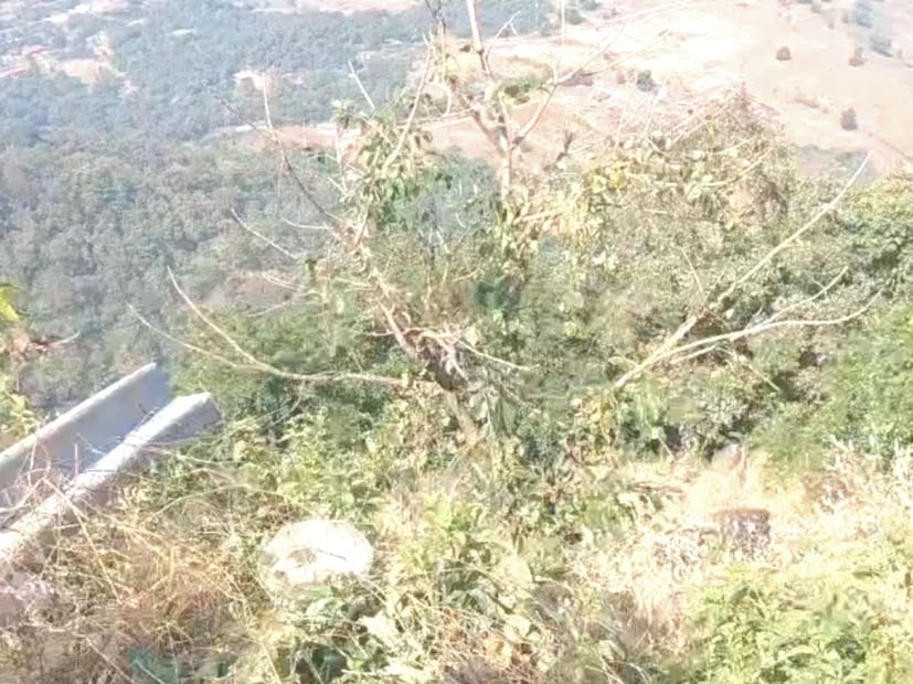 गाडीला अपघात हा १८ डिसेंबर रोजी पहाटेच्या सुमारास घडला होता. 18 तारखेला पहाटे पुण्यातून कोकणाला निघाले होते. तर येतानाच त्यांचा इथं अपघात झाला. पुण्यातील कोपरे उत्तमनगरला राहणारे होते. सगळे २०, २१ आणि २५ वयोगटातील होते.