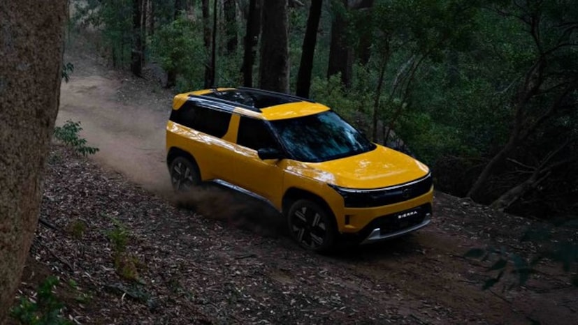 सिएरा केवळ लूक आणि फीचर्समध्येच नव्हे, तर पॉवरमध्येही शक्तिशाली आहे. ही एसयूव्ही पेट्रोल, डिझेल आणि इलेक्ट्रिक (EV) अशा तिन्ही पर्यायांमध्ये येईल, पण आधी इंधन मॉडेल बाजारात दाखल होतील. यात टाटाचे नवे १.५ लीटर टर्बो-पेट्रोल इंजिन डेब्यू करत आहे, जे सुमारे १६८ ते १७० एचपी पॉवर देईल.