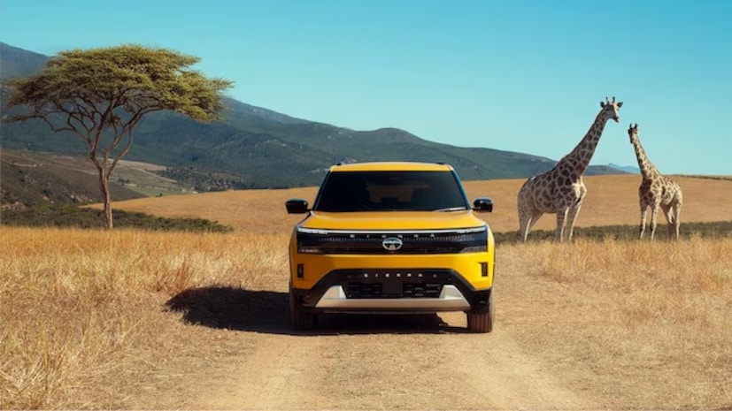 भारताच्या ऑटोमोबाईलमधील एक प्रतिष्ठित नाव, एक जमाना गाजवणारी 'Legend' Tata Sierra तब्बल २८ वर्षांनंतर पुन्हा एकदा धुमाकूळ घालायला सज्ज झाली आहे. टाटा मोटर्सने २५ नोव्हेंबर रोजी होणाऱ्या लॉंचिंगपूर्वीच एसयूव्हीचे (SUV) संपूर्ण रूप जगासमोर आणले आहे. २००३ मध्ये बंद झालेली 'सिएरा' २०२३ ऑटो एक्स्पोमध्ये कॉन्सेप्टच्या रूपात दिसली होती, तिचा नवा लूक पाहून स्पर्धेकही अवाक झाले आहेत. भारताच्या ऑटोमोबाईलमधील एक प्रतिष्ठित नाव, एक जमाना गाजवणारी 'Legend' Tata Sierra तब्बल २८ वर्षांनंतर पुन्हा एकदा धुमाकूळ घालायला सज्ज झाली आहे. टाटा मोटर्सने २५ नोव्हेंबर रोजी होणाऱ्या लॉंचिंगपूर्वीच एसयूव्हीचे (SUV) संपूर्ण रूप जगासमोर आणले आहे. २००३ मध्ये बंद झालेली 'सिएरा' २०२३ ऑटो एक्स्पोमध्ये कॉन्सेप्टच्या रूपात दिसली होती, तिचा नवा लूक पाहून स्पर्धेकही अवाक झाले आहेत.