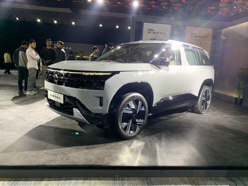 Tata Sierra 2025 मध्ये दोन नवीन इंजिनचा समावेश केला आहे यामध्ये एक 1.5-लीटर हायपरियन T-GDi टर्बो-पेट्रोल इंजिन दिलं आहे जे ऑटोमॅटिक टॉर्क कनव्हर्टरसह येतोय. तर दुसरं इंजिन हे 1.5-लिटर रेवोट्रॉन नॅचुरली एस्पिरेटेड पेट्रोल मोटर इंजिन आहे जे  म्यॅनुअल आणि DCA (डुअल क्लच ऑटोमॅटिक) दोन पर्याय दिले आहे.  या शिवाय 1.5-लिटर क्रायोजेट डिझेल इंजिनचा सुद्धा पर्याय दिला आहे पण अजून तो लाँच केला नाही.  