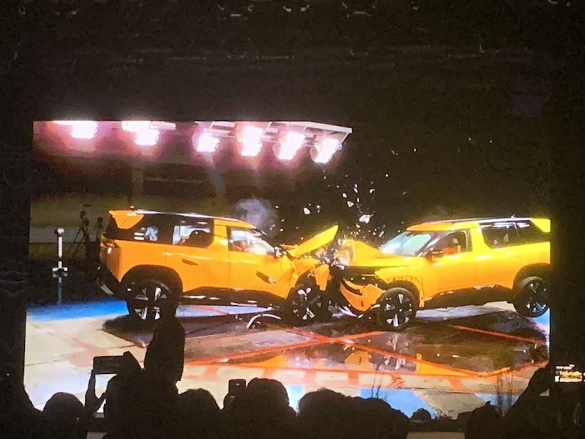 टाटा मोटर्सच्या गाड्या या नेहमी दणकट आणि मजबूत म्हणून ओळखल्या जातात. Tata sierra लाँच करण्यासाठी टाटाने खूप मेहनत घेतली. Tata sierra ही इतर एसयूव्हीपेक्षा वेगळी कशी ठरेल, यासाठी खूप मेहनत केली आहे. सेफ्टीच्या बाबतीत विचार केला तर टाटाने पहिल्यांदाच दोन गाड्यांची क्रॅश टेस्ट केली.  