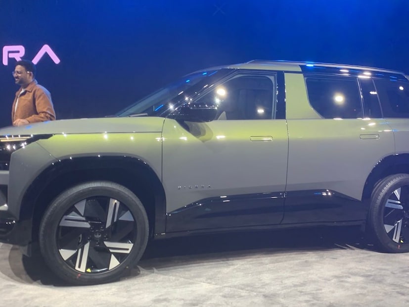 Tata Sierra 2025 चं इंटीरियर सुद्धा प्रीमियम असंच आहे, थिएटर प्रो अँड-टू-अँड थ्री-स्क्रीन सेटअप दिला आहे.  जे ड्रायव्हर आणि शेजारी बसलेल्या पॅसेंजरला एक डिस्पले दिला आहे. साऊंडच्या बाबतीत बोलायचं झालं तर कारमध्ये डॉल्बी अटमॉस दिलं असून जे 12-स्पीकर JBL ऑडिओ सिस्टमसह येते.