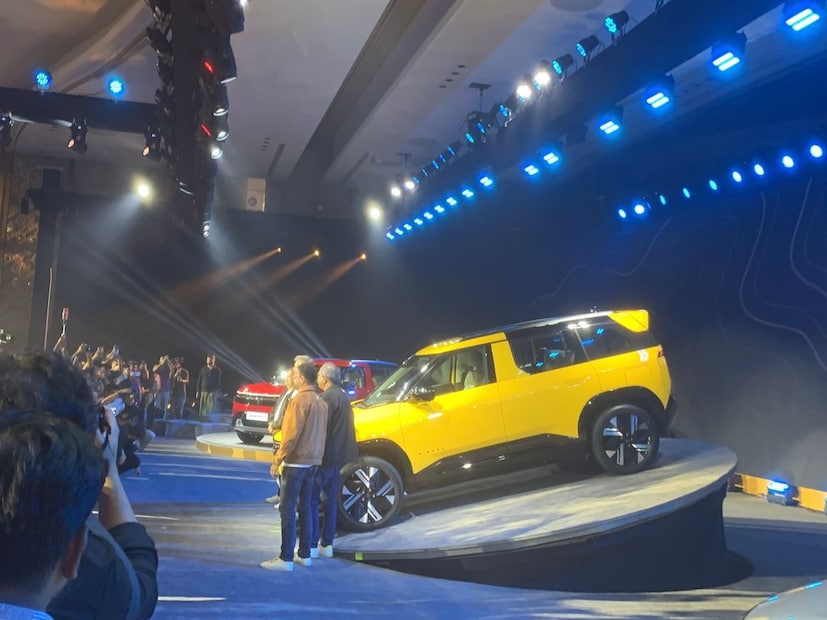 Tata Sierra 2025 ही नवीन ARGOS आर्किटेक्चरवर तयार केली आहे. या कारचं डिझाईन एक क्लासिक आणि भावनेनं जोडलेलं आहे. ३४ वर्षांपूर्वीची सियारा आणि आताची नवीन Tata Sierra या दोघांचं कनेक्शन जोडण्यात आलं आहे. त्यामुळे ही Tata Sierra 2025 ही वेगळी आहे.  या सियारामध्ये  थ्री-क्वार्टर ग्लास कन्सेप्ट,   आधुनिक फ्लश ग्लास पॅनल  दिलं आहे.