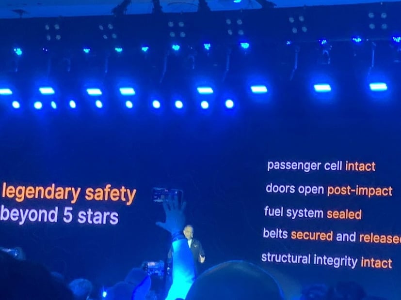 या क्रॅश टेस्टमध्ये प्रवाशी सुरक्षित होते, डोअर उघडले होते, बऱ्याच वेळा अपघातानंतर कारचे दरवाजे जाम होतात.  इंधनाची टाकी ही सील झाली.