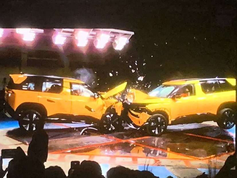 सेफ्टीच्या बाबतीत Tata Sierra 2025 मध्ये ६ एअर बॅग्स दिल्या आहेत .सोबतच इलेक्ट्रॉनिक पार्किंग ब्रेक स्टँडर्ड दिले आहे. तसंच ADAS लेव्हल 2+ सुद्धा दिलं आहे. यामध्ये तब्बल 22 फंक्शन्स दिले आहे. टाटा मोटर्सने दावा केला आहे की, भारतातील सर्वात मोठा सनरूफ हा Tata Sierra 2025 मध्ये दिला आहे. 