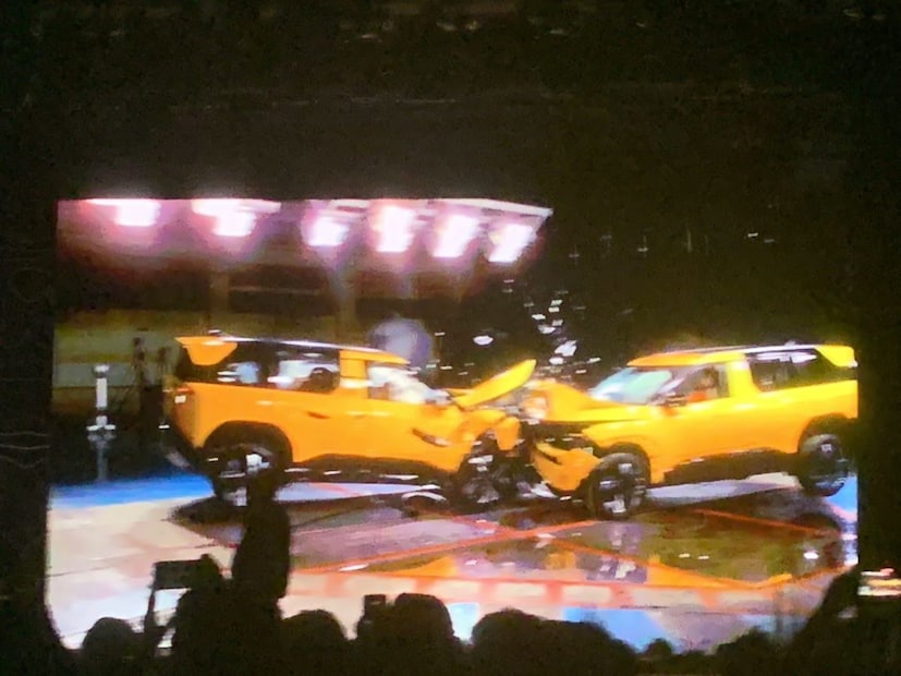 विशेष म्हणजे, भारतात NCP क्रॅश टेस्टमध्ये एखाद्या गाडीची क्रॅश टेस्ट होते तेव्हा ती एखाद्या कडक लोखंडावर आदळते किंवा बाजूने धडक दिली जाते. पण टाटाने याच्या पुढे पाऊल टाकत रस्त्यावर नेमकी काय परिस्थितीत असते, याचं उदाहरण दाखवलं आहे. 