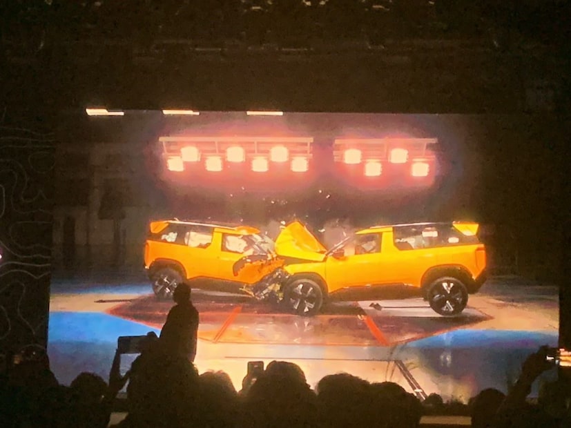 म्हणजे, समोरील भागाला नुकसान जरी झालं असलं तरी प्रवाशी ज्या ठिकाणी बसले होते, ती फ्रेम सुरक्षित होती, त्यामुळे प्रवाशांना कोणतीही इजा झाली नाही. 