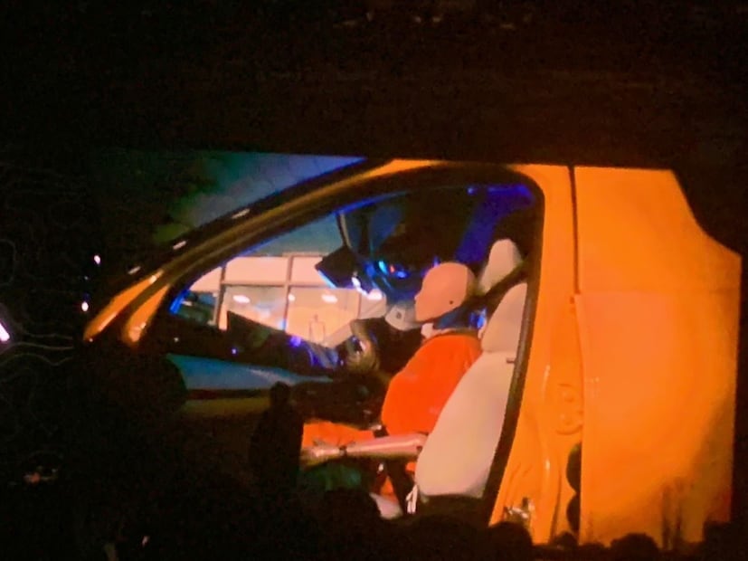 टाटा मोटर्सच्या टीमने यावेळी 2 Tata sierra गाड्यांची समोरासमोर धडक झाल्यावर काय होऊ शकतं हे दाखवून दिलं. एका Tata sierra मध्ये चार जण बसवण्यात आले. आणि दुसऱ्या Tata sierra मध्येही ४ डमी माणसं बसवली. 