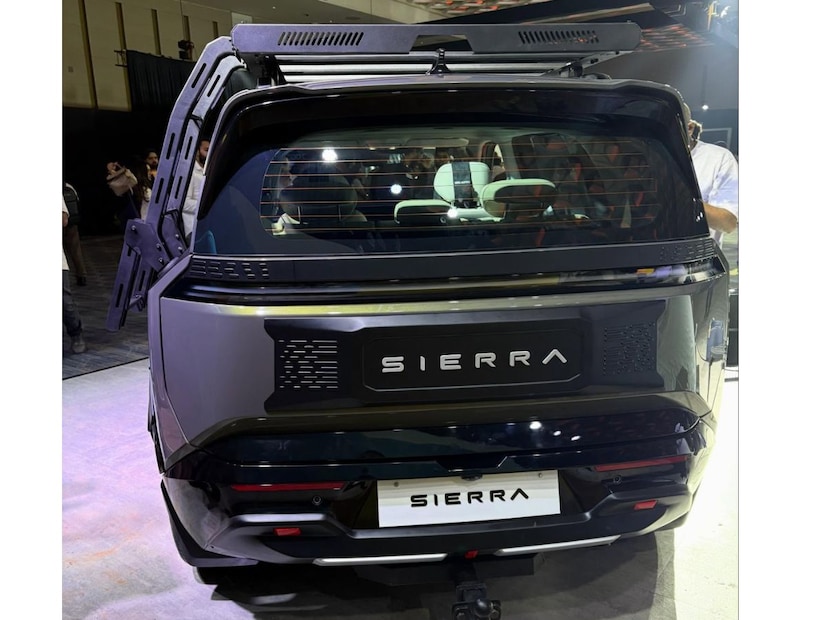 तसंच गाडीच्या छतावर मेटॅलिक रूफ रॅक दिला आहे, त्यावर चढण्यासाठी बाजूने फोल्डेबल शिडी  दिली आहे. जी सेम डिफेंडरमध्ये आहे. तसंच कॉफी मेकर, टेंट, खुर्ची आणि मिनी ओव्हन अशी अॅक्सेसरीज देखील दिली आहे. 