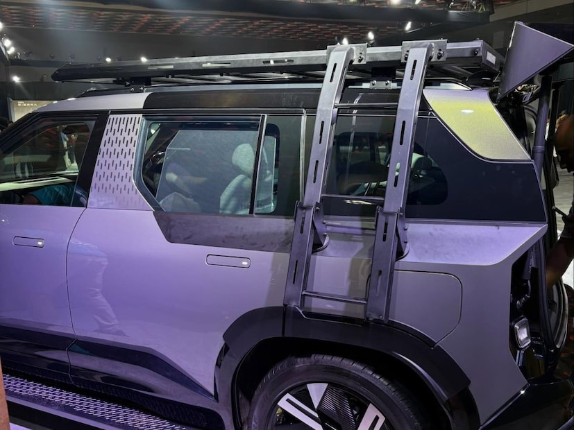 गेल्या अनेक वर्षांपासून बहुप्रतिक्षेत असलेली Tata Sierra अखेरीस लाँच करण्यात आली आहे. टाटा मोटर्सने तब्बल दोन ३ दशकानंतर आपल्या या लाडक्या Tata Sierra चं कमबॅक केलं आहे. पण, यावेळी टाटाने मध्यमवर्गीय कुटुंबीय आणि मिड साईज एसयूव्ही सेगमेंटला टार्गेटकरून ही एसयूव्ही आणली आहे. यात एकूण ७ व्हेरियंट आहे, पण सगळ्यात जास्त चर्चा आहे ती मिनी डिफेन्डर समजली जाणाऱ्या Tata Sierra ROQ ची. 