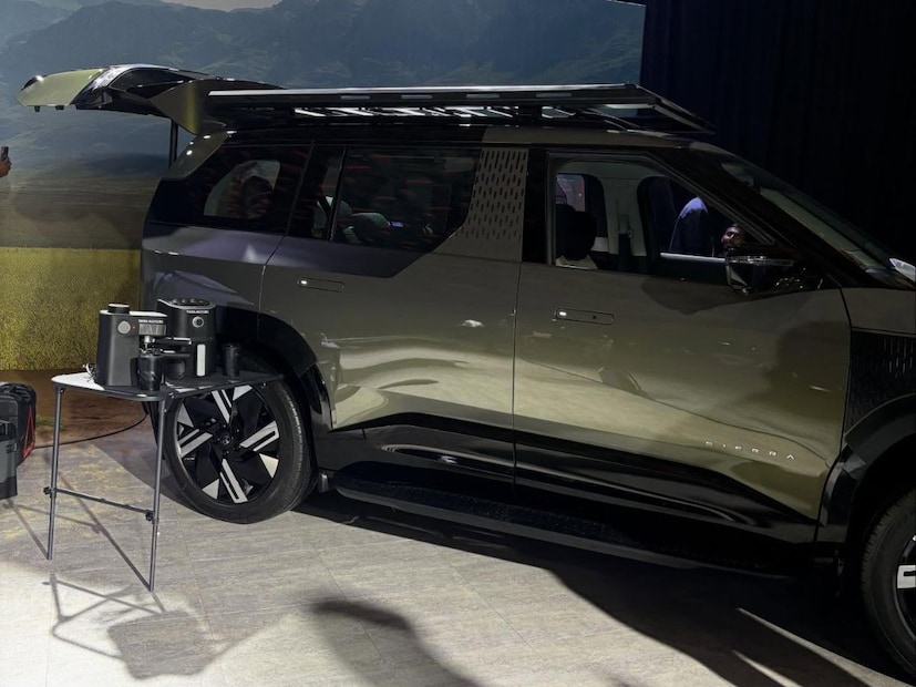 तर, Tata Sierra ROQ  च्या मागील बाजूला टो हिच आणि डिग्गीमध्ये कप होल्डर्ससह दोन सीट्स दिले आहे. जे की तुम्ही ट्रेकिंगला गेल्यावर आरामात बसू शकतात.