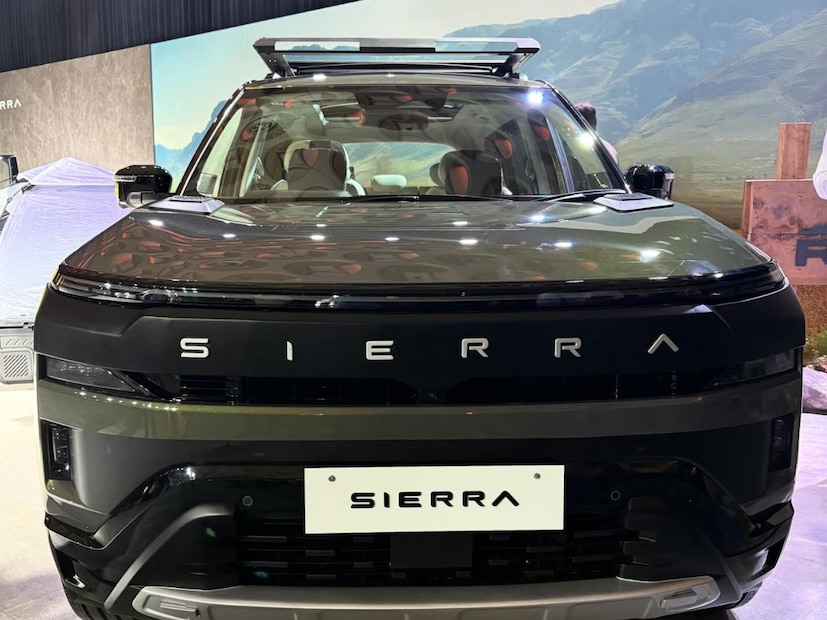 टाटा मोटर्सने दोनच दिवसांपूर्वी Tata Sierra लाँच केली. यासोबत काही व्हेरियंटही लाँच केले आहे. यामध्ये Tata Sierra ROQ Edition हे एक वेगळं मॉडेल आहे. यामध्ये खास अशी अॅक्सेसरी पॅक दिला आहे. त्यामुळे जो सियाराला दमदार आणि धाकड असा ऑफ-रोड लूक देतो.  या अॅक्सेसरीमुळे Tata Sierra ROQ ही एसयूव्ही 'मिनी डिफेंडर' सारखी दिसते.