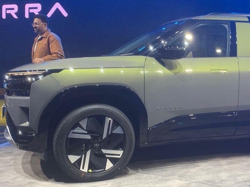 टाटा सियाराची किंमत एक्स शोरूम ११.४९ लाख  इतकी ठेवण्यात आली आहे. Tata Sierra 2025 ची बुकिंग १६ डिसेंबरपासून सुरू होईल.  तर डिलिव्हरी ही १५ जानेवारी २०२६ पासून होणार आहे.