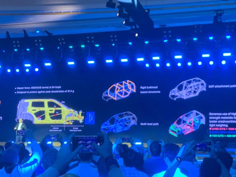 एसयूव्हीमध्ये फुल-LED लायटिंग दिली आहे. यामध्ये समोर संपूर्णपणे फूल रूंद अशी लाइट सेबर-स्टाइल LED DRL आणि LED बार दिला आहे. महत्त्वाचं म्हणजे, या सियारामध्ये 19-इंचाचे अलॉय व्हील्स, फ्लश डोर हँडल्स, कंट्रास्टिंग ब्लॅक रूफ बँड आणि एक क्लॅमशेल-स्टाइल टेलगेट दिला आहे. 