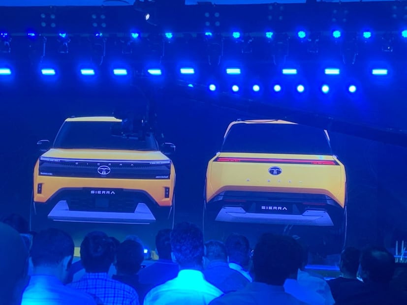 Tata Sierra 2025 लाँच झाली आहे, पण मार्केटमध्ये आता थेट टक्कर ही हुंदाई क्रेटा, मारुती सुझुकी Grand Vitara, होंडा Elevate, Skoda Kushak आणि Volkswagen Tigun शी असणार आहे. टाटाने सियाराची सुरुवाती किंमत ११ लाख ४९ हजार एक्स शोरूम मुंबई इतकी ठेवली आहे. या गाडीची बुकिंग १६ डिसेंबरपासून सुरू होणार आहे. १५ ऑगस्ट २०२६ पासून डिलिव्हरी सुरू होणार आहे.